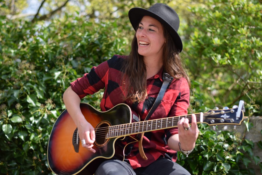 janet renders gitaar
